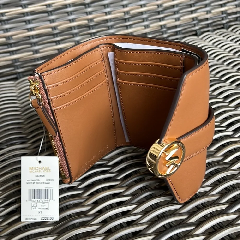 MICHAEL KORS CARMEN MEDIUM LOGO AND FAUX LEATHER WALLET BROWN